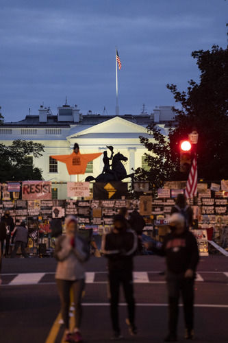 美國白宮前現已人潮聚集貼滿各式各樣的抗議海報。美國聯邦政府決定當天在白宮周圍立起「不可伸縮」的柵欄。   圖 : 翻攝自新華網