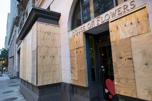 華盛頓特區許多店家也已經為選舉日有所準備，如在商店外加裝木板、防護牆，防止當天發生抗議暴動事件。   圖 : 翻攝自新華網