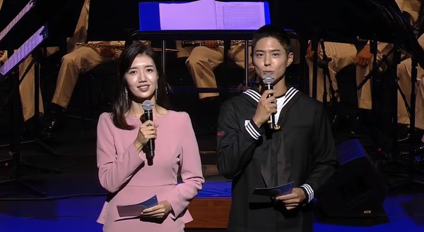 朴寶劍27日出席「2020大韓民國海軍護國音樂會」擔任主持人。   圖：翻攝自대한민국해군YouTube 