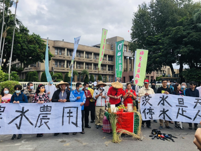 農民在抗議發言前先由政大教授徐世榮和台灣農村陣線前理事長洪箱舉行插香議式。   圖：謝莉慧/攝