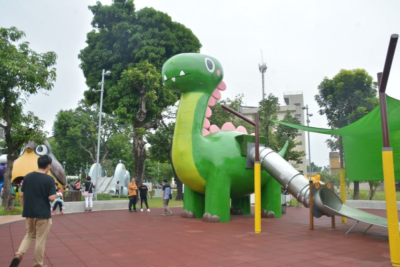 恐龍造型溜滑梯   圖：取自屏東縣政府網站
