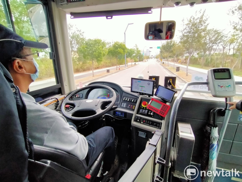 台中市的自駕巴士在水湳智慧城市開放試乘，為防萬一駕駛座上還是有司機，但行進時完全不必做任何動作。   唐復年/攝