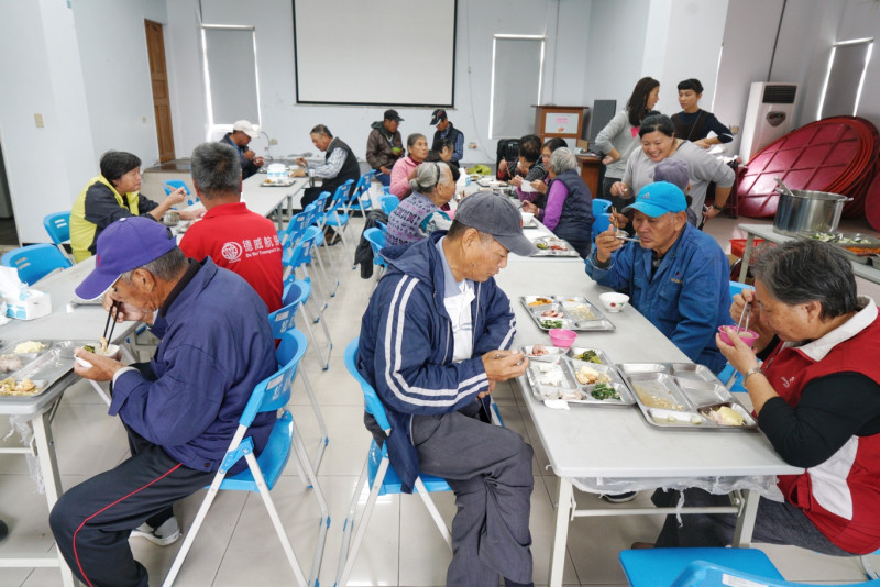 東莒社區發展協會舉辦的老人共餐活動，在「關島」期間如常進行。老人家不受天候影響，出席踴躍，和老兄弟、姊妹淘共食，熱鬧相聚。   圖：張良一/攝