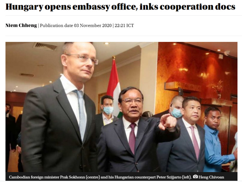 匈牙利外交部長西雅爾多彼得（左起）訪問柬埔寨，與柬國外長布拉索昆近距離接觸，雙雙都沒有戴口罩。   圖：翻攝自《金邊郵報》