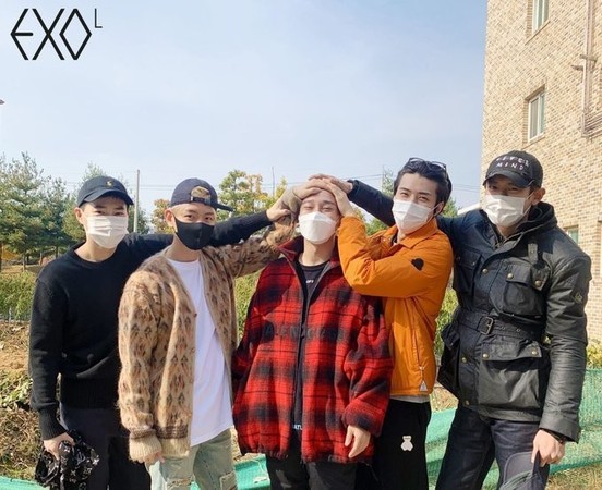 EXO總是會全員到齊送別入伍成員，這次CHEN也不例外。（圖左至右：Suho、伯賢、CHEN、世勳、燦烈）   圖：翻攝自韓網
