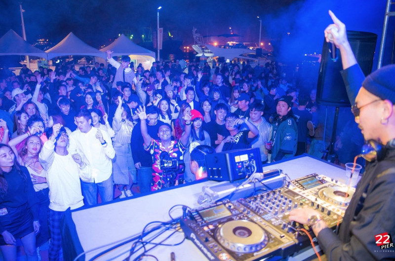 暮光島遊艇碼頭跨年派對專業DJ陪遊客嗨翻全場。   圖：嘉信22號遊艇碼頭/提供