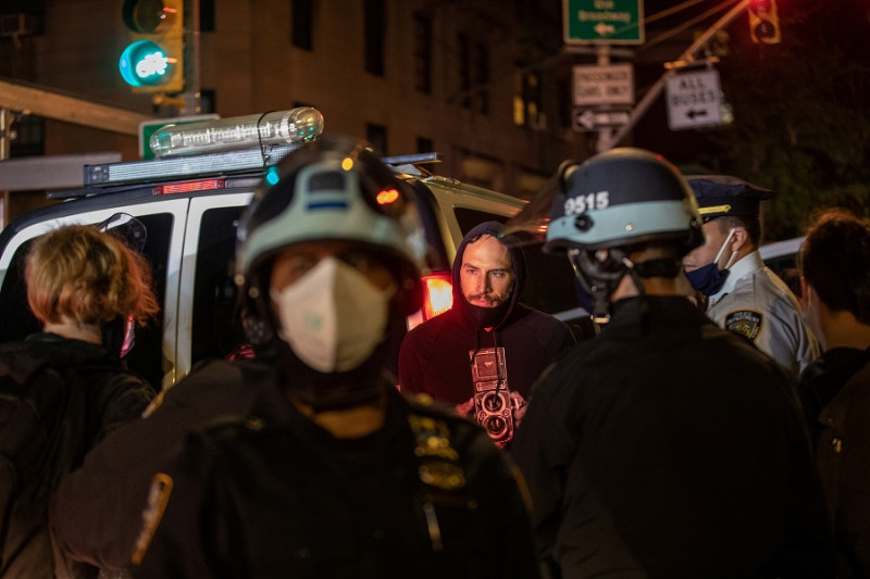 美國大選後引爆多處抗議活動，紐約警察在華盛頓廣場公園附近逮捕50名示威者。   圖：達志影像/路透社