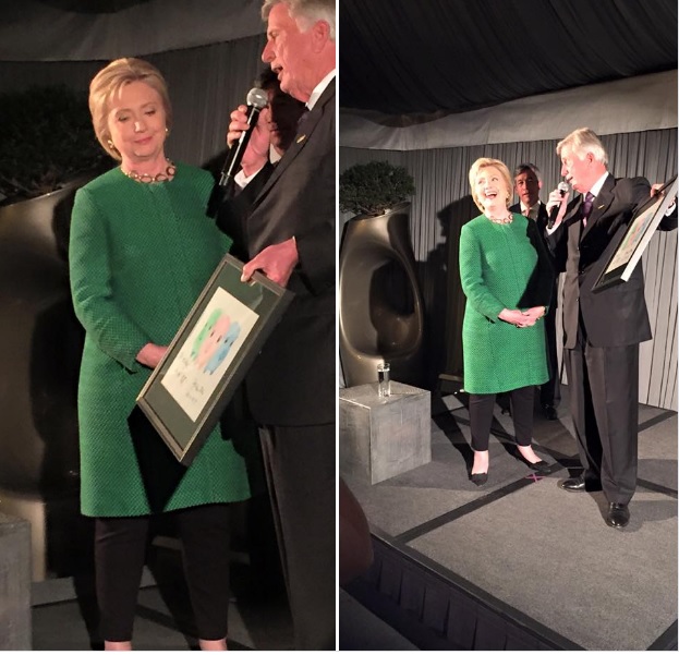 2016年２月，蔡英文送給美國務卿希拉蕊（左）「三隻小豬」圖畫，為她打氣，由時任阿肯色前州長畢比（右）轉送，希拉蕊樂不可支。   圖：翻攝自李應元臉書