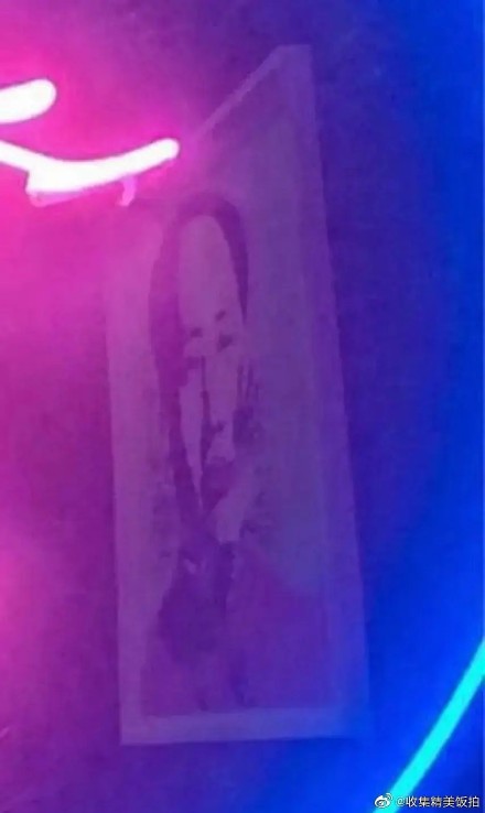 照片中是毛澤東臉上帶有巴掌印的掛畫。   圖：翻攝自微博