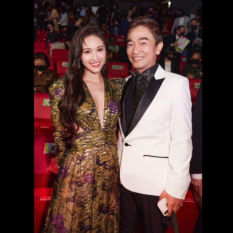 吳宗憲(右)女兒Sandy吳姍儒(左)在老爸的嚴格控管下，即便出席金鐘獎頒獎典禮，服裝仍是較保守、知性。   圖：翻攝臉書粉絲專頁