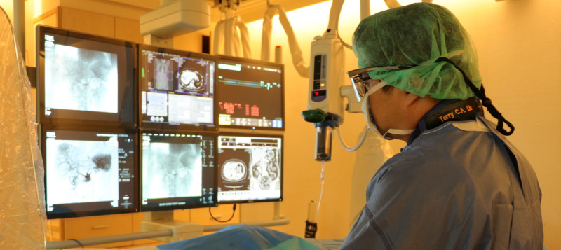 台北榮總放射線部腹部影像醫學科李潤川主任指出，肝癌治療「釔90體內放射」可從手部橈動脈施行手術，傷口小、出血少、復原快，大幅減少病人術後不適。   圖：台北榮總/提供