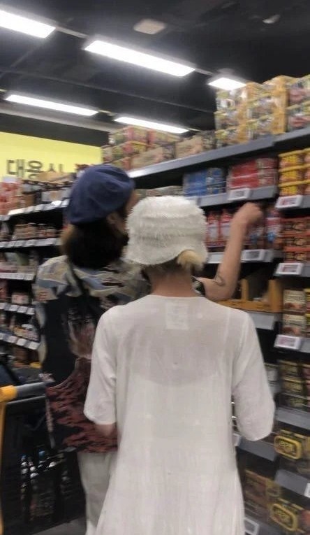 還有一起逛超市的照片，且圖中白色帽子和彩瑛在節目上介紹的帽子疑似是同一頂。   圖：翻攝自韓網