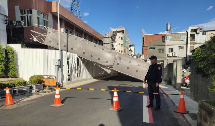 受強大風力吹拂關係，桃園市蘆竹分局新建工程外圍鷹架下午突然發生倒塌意外。   圖：林昀真／翻攝