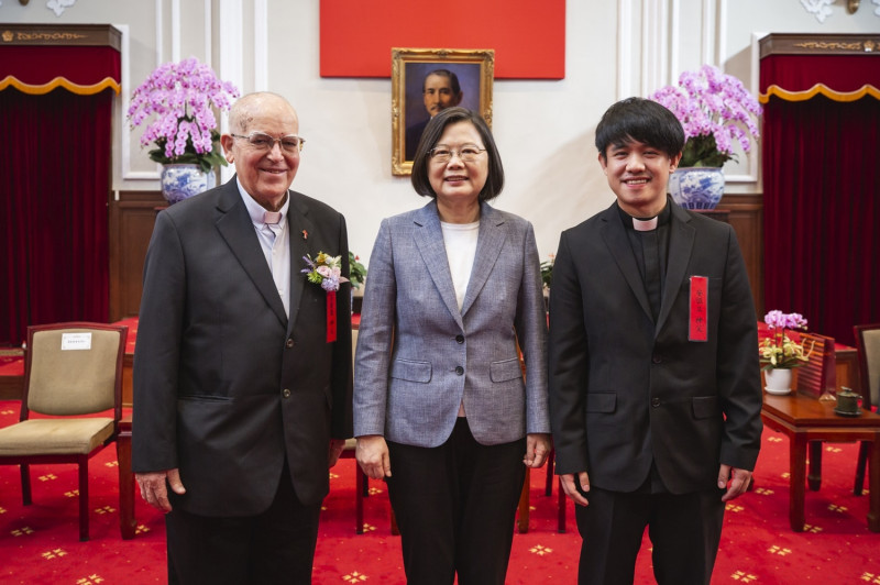 總統蔡英文6日接見第三十屆醫療奉獻獎得主，並肯定呂若瑟神父（左一）對台灣的貢獻   圖：總統府／提供