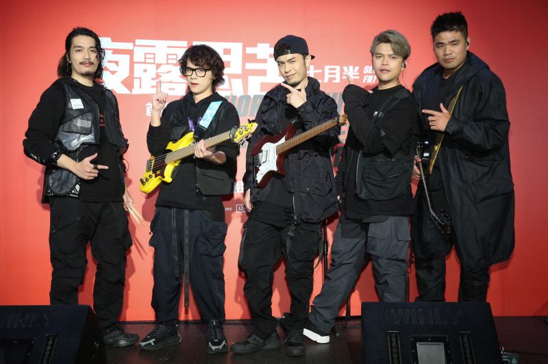 由網紅蔡阿嘎(右2)和貝斯手兼團長的HowHow(左2)率領其他3位百萬網紅，成立「七月半」樂團。   圖：Live Nation Taiwan/提供