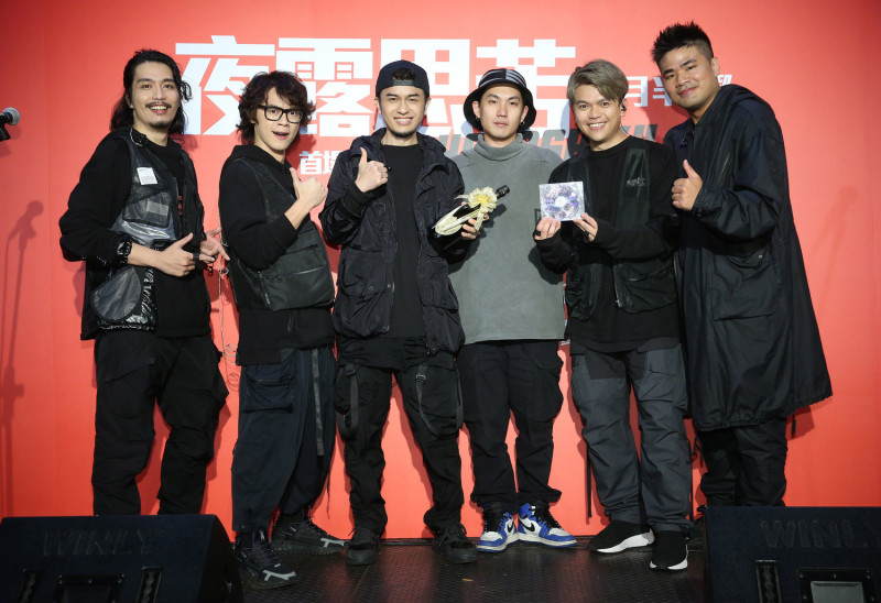5位百萬YouTuber組成的跨界樂團「七月半」，未來將面對通告費只有1350元，主唱蔡阿嘎(右2)表示不擔心，少賺的從其他業配賺回來。   圖： Live Nation Taiwan/提供