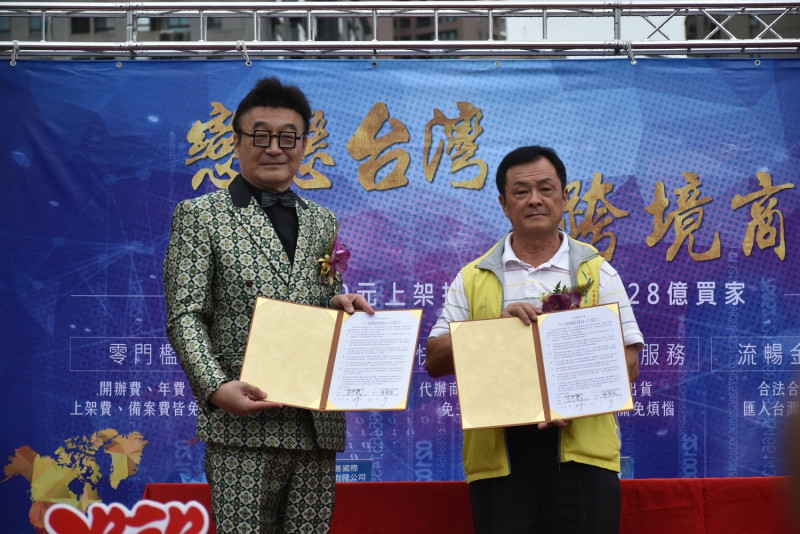 巡善國際總經理王于宬(左)與合作廠商簽約。   圖：孫家銘/攝