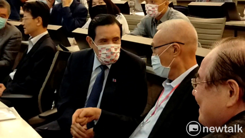 馬英九與國民黨前主席吳敦義(右2)一同出席「馬習會五周年研討會」。   圖：林昀真／攝