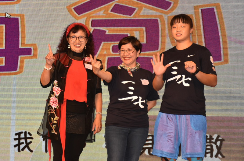 第一屆女籃隊校友陳麗雲、第二屆校友邱銀釵與今年這一屆最幼齒的隊員。(左至右)   圖：孫家銘/攝