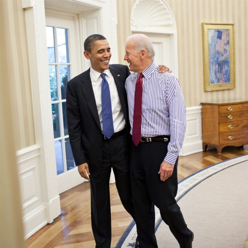 前總統歐巴馬（左）7日對曾擔任他8年副手的拜登（右）的「歷史性和決定性勝利」表示讚揚，呼籲美國人民克服痛苦的分歧。   （圖取自instagram.com/joebiden）