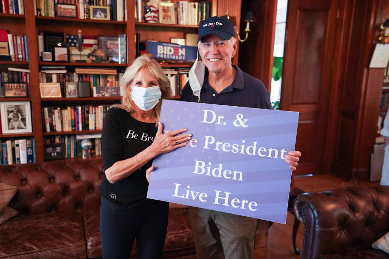 拜登的妻子吉爾（Jill Biden）透過推特分享與拜登的合照，高興直呼，「他將會成為所有家庭的總統。」   圖：翻攝自Jill Biden推特