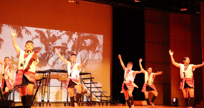 由酋長文化歌舞劇團演出的《泰山高砂勇士傳奇》，講述泰雅族高砂義勇居擅長狩獵的智慧與勇猛，及勇士勇於作戰時對抗死亡的心境。    圖：新北市原民局 / 提供