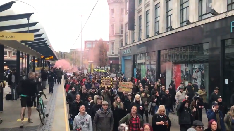 英國爆發大規模反封城示威遊行活動。   圖：翻攝自1BJDJ推特