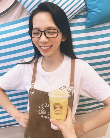 知名Youtuber滴妹今年於台北開設自己的飲料品牌「再睡5分鐘」，人氣旺盛。   圖：翻攝自滴妹IG
