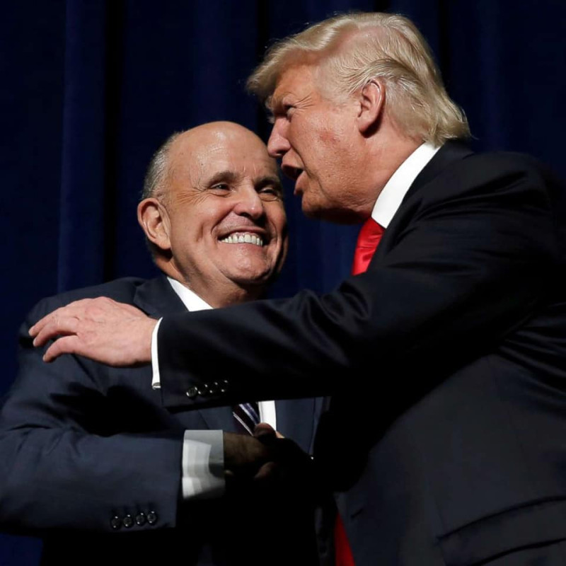 美國總統川普（右）的律師朱利安尼（左）被紐約律師協會（New York State Bar Association，NYSBA）列入審查對象。   圖：翻攝自Rudy W. Giuliani臉書（資料照）