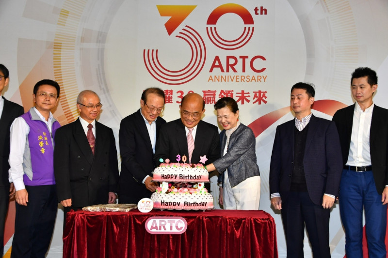 行政院長蘇貞昌今（9）日出席「財團法人車輛研究測試中心」成立30週年慶，在現場與貴賓切蛋糕慶生。   圖：行政院提供