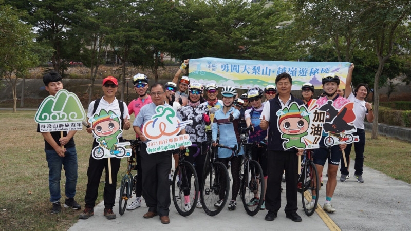 單車旅遊達人夏美領騎，從東勢河濱公園出發。   圖：參山處/提供