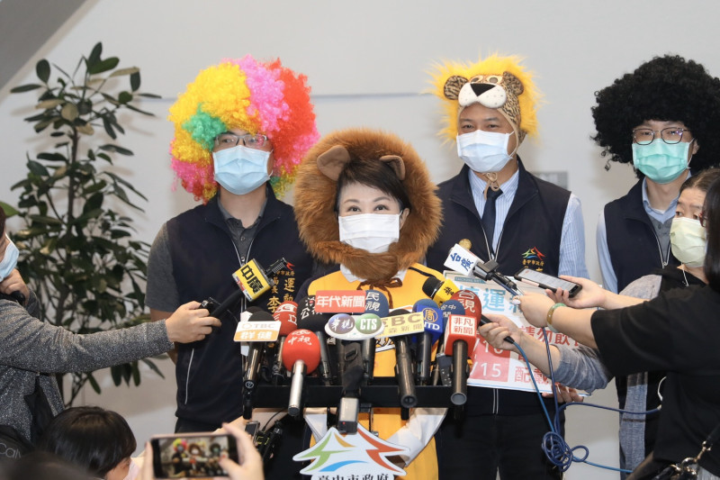 日前盧秀燕和賴副總統就象獅總冠軍賽打賭輸了，她今天願賭服輸，戴上獅子頭套跑接受媒體訪問，宣布捷運免費試乘時間。   圖：台中市政府/提供
