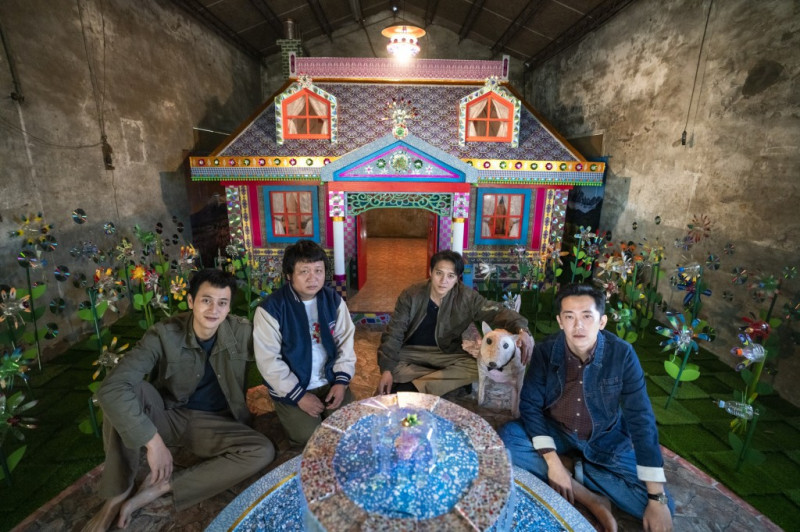 《同學麥娜絲》中4位一起長大的好友劉冠廷(左起)、納豆、鄭人碩、施名帥，在百萬紙紮豪宅前留影。   圖：甲上娛樂/提供