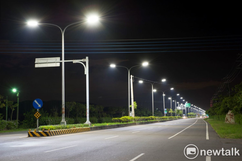 台南市長黄偉哲裁示全面建置台南市智能路燈維護管理系統，工務局正規劃明年持續推動「台南市換裝LED路燈建置工程」，將全部換裝為LED燈。   圖：台南市政府提供