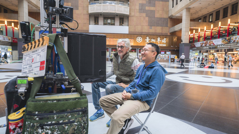 法籍攝影師Jean Louis Vialard(左)與導演何蔚庭(右)在台北車站拍攝電影《青春弒戀》。   圖：電影《青春弒戀》/提供