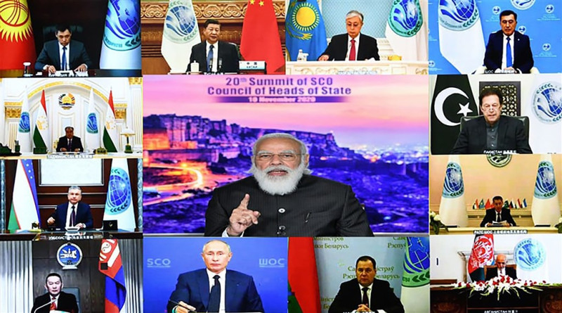 印度總理莫迪（中）10日透過視訊在上海合作組織峰會中發表談話時當面嗆中國國家主席習近平（上排左2），強調應尊重彼此主權和領土完整。   圖：印度總理辦公室提供/中央社