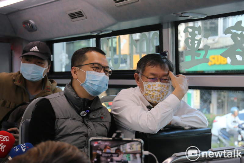 台北市長柯文哲今與國民黨議員羅智強一同搭公車、開直播。   圖：周煊惠 ／攝