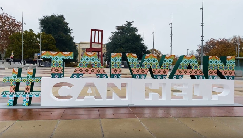 駐日內瓦代表處在聯合國歐洲總部(UNOG)所在地萬國宮（Palace of Nations）前的三腳椅廣場，擺設富有台灣防疫精神「＃TaiwanCanHelp」的裝置藝術。   圖/駐日內瓦代表處臉書（Taiwan in Geneva）
