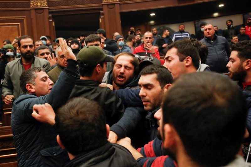 亞美尼亞抗議領導人簽署和平協議，民眾闖入國會大樓等多個政府機關大肆破壞狠砸。   圖：美聯社/達志影像