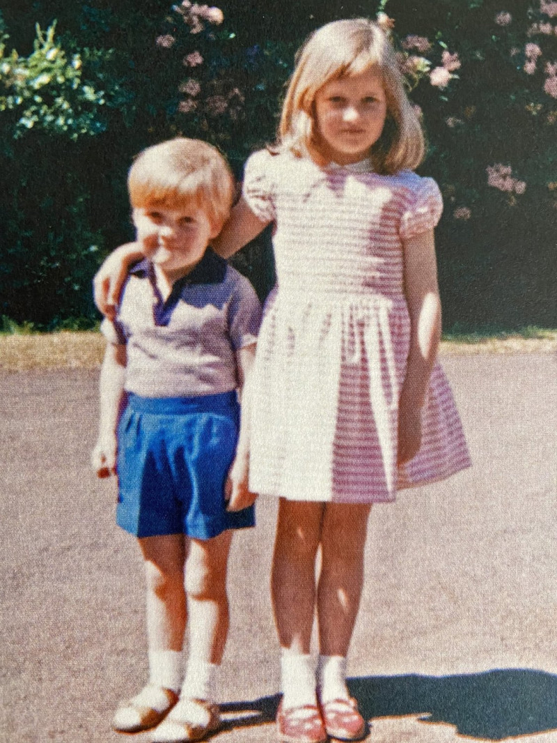 英國已故黛安娜王妃弟弟史賓沙伯爵查爾斯上傳1967年的姊弟照（圖），引發關注。   圖：翻攝自史賓沙伯爵查爾斯推特