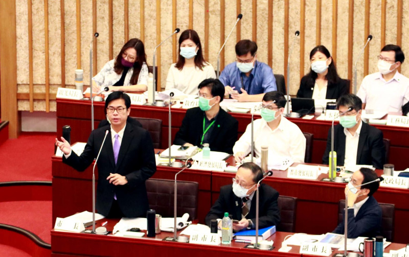 高雄市長陳其邁(前排左一)接受議員總質詢。   圖：高雄市政府/提供