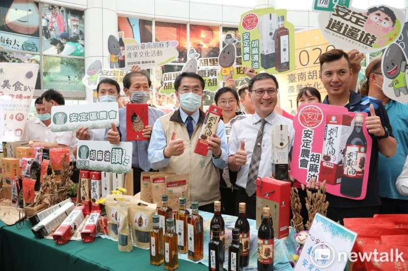 台南市政府今日舉辦台南胡麻季農業產業文化活動記者會，由台南市長黃偉哲等人啟動開幕儀式，歡迎全國民眾前來品嚐優質胡麻。   圖：黃博郎／攝