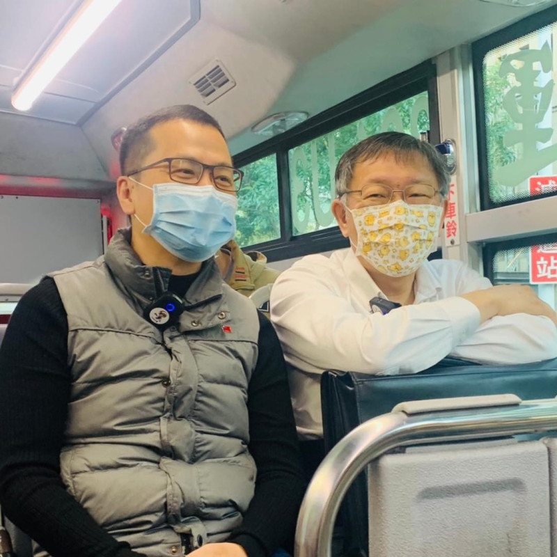 台北市長柯文哲與台北市議員羅智強共同搭乘公車聲援新聞自由，部分媒體解讀為「挺中天」。   圖：翻攝羅智強臉書