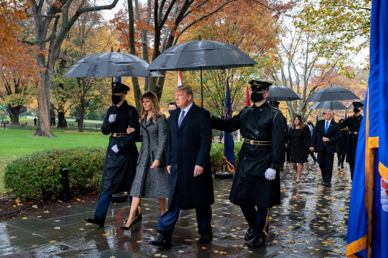 美國總統川普今天為紀念退伍軍人節，出現在阿靈頓國家公墓，這是他選後首度正式公開露面。   圖：擷取自Twitter Mike Pence 