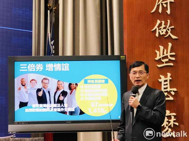 經濟部中小企業處長何晉滄在院會後記者會說明新增三倍券發放人員報告。   圖：謝莉慧/攝