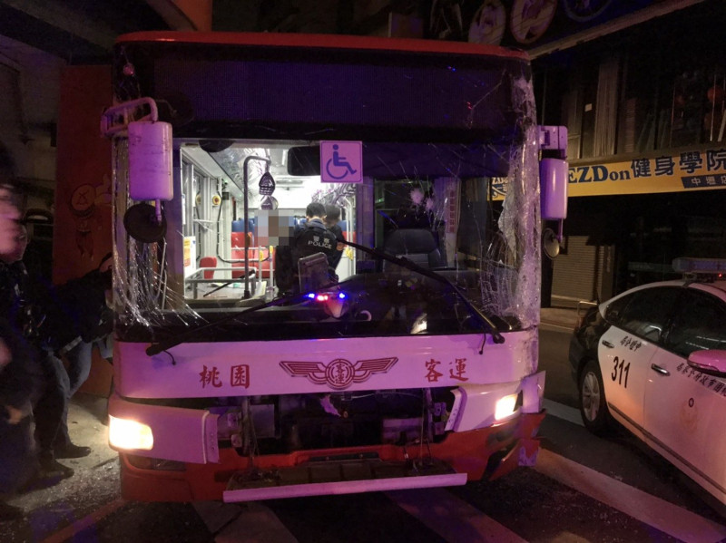 警方破門上公車將偷開車又堅不開門配合的的蔡男逮捕。   圖：林昀真／翻攝