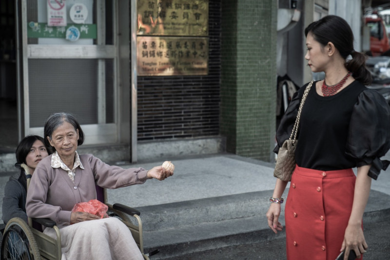 在劇中吳奕蓉(右)是一位上有老下有小的單親苦情媽。   圖：客家電視台/提供