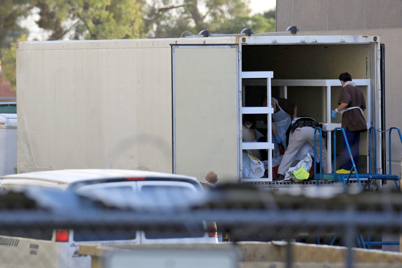 聯邦緊急事務管理局（FEMA）派出的三個冷藏武漢肺炎死者遺體拖車之一。   圖：達志影像/路透社