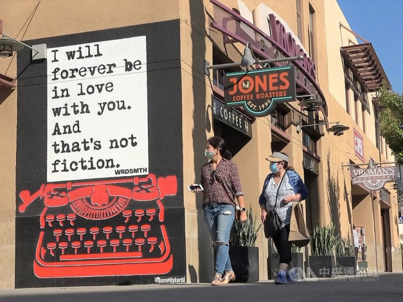 位在美國洛杉磯郊區巴沙迪納（Pasadena）的弗羅曼書店（Vroman's Bookstore）有126年歷史，圖為店外塗鴉寫著「我將永遠愛上你。那不是虛構」。   圖：中央社／提供