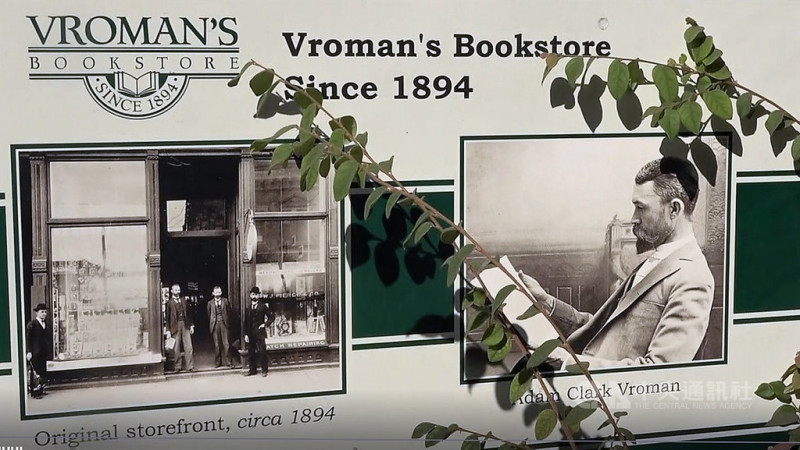 藏書家、慈善家弗羅曼（Adam Vroman）於西元1894年在洛杉磯郊區巴沙迪納（Pasadena）創立弗羅曼書店（Vroman’s Bookstore），現在是南加州最老獨立書店。圖為店外招牌介紹歷史。   圖：中央社／提供